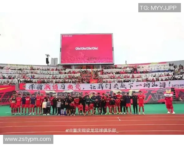中超激战重庆队迎战江苏队双方全力争胜展现足球魅力与团队精神